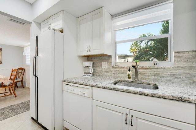 701 Lori Dr Drive 204, Palm Springs, FL 33461