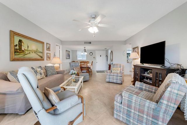 701 Lori Dr Drive 204, Palm Springs, FL 33461