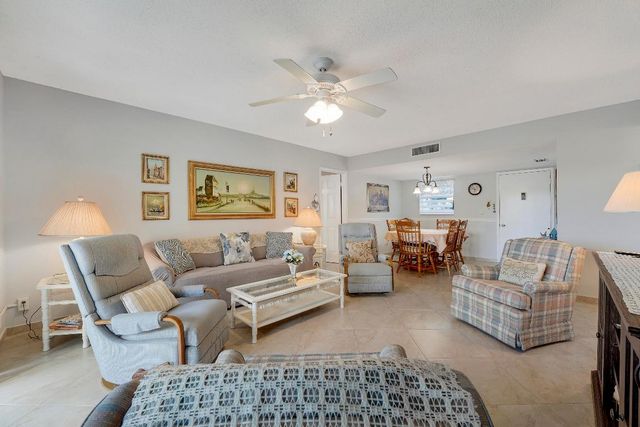 701 Lori Dr Drive 204, Palm Springs, FL 33461