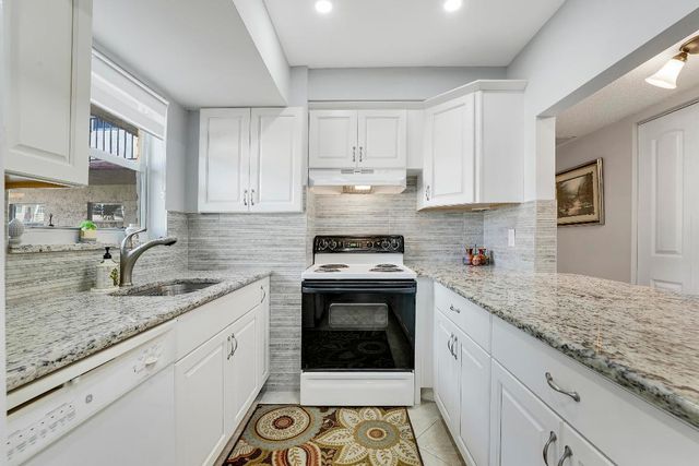 701 Lori Dr Drive 204, Palm Springs, FL 33461