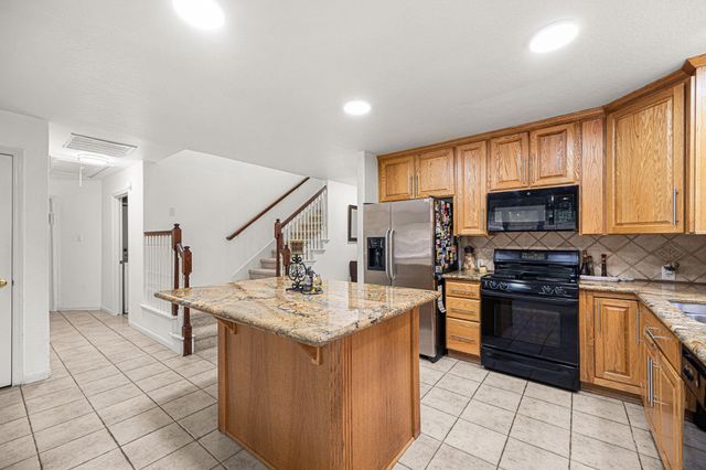 202 W Misty Dawn Dr, The Woodlands, TX 77385
