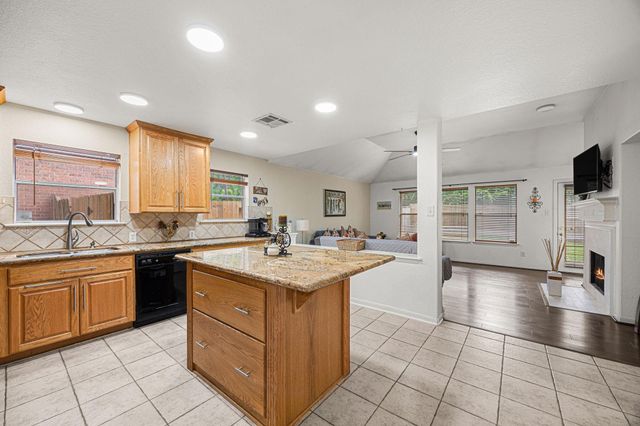 202 W Misty Dawn Dr, The Woodlands, TX 77385