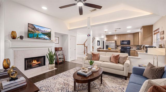 202 W Misty Dawn Dr, The Woodlands, TX 77385