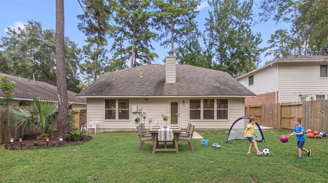 202 W Misty Dawn Dr, The Woodlands, TX 77385