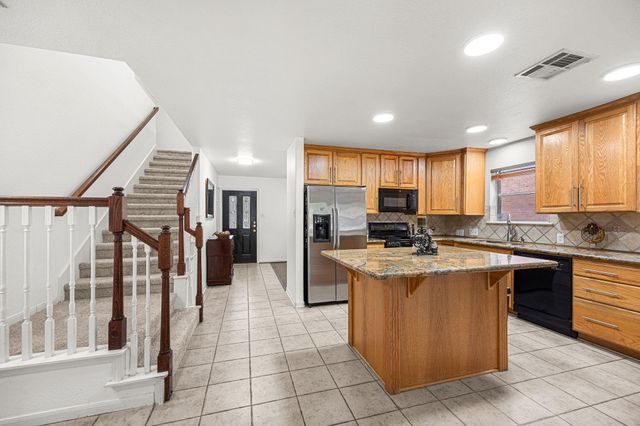 202 W Misty Dawn Dr, The Woodlands, TX 77385