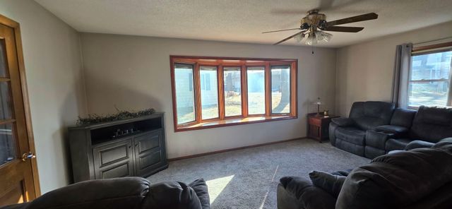 1106 Foothills Circle, Albert Lea, MN 56007