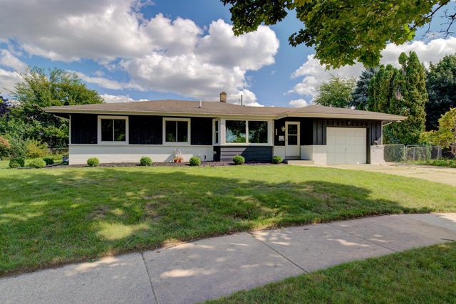 1429 Empire COURT, Waukesha, WI 53186