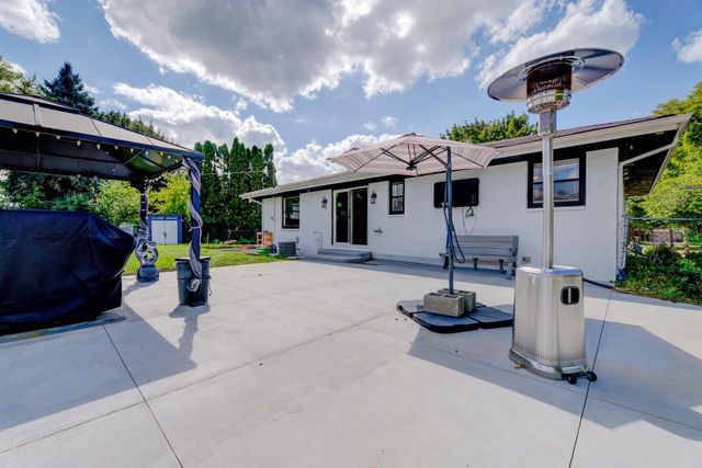 1429 Empire COURT, Waukesha, WI 53186