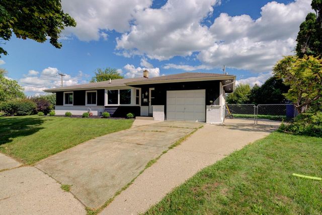 1429 Empire COURT, Waukesha, WI 53186