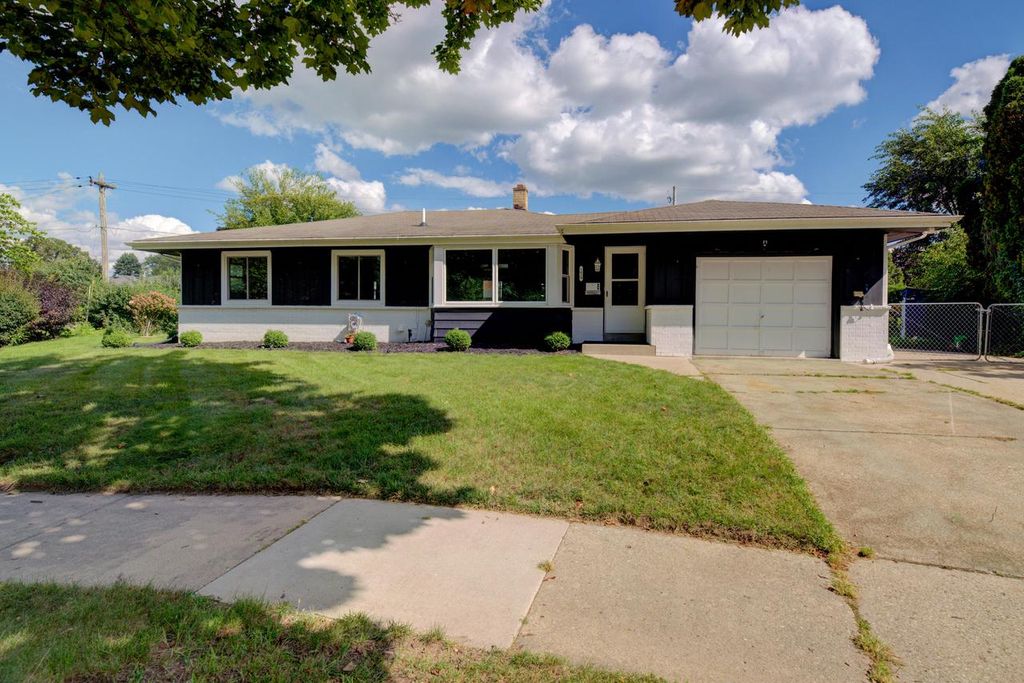 1429 Empire COURT, Waukesha, WI 53186