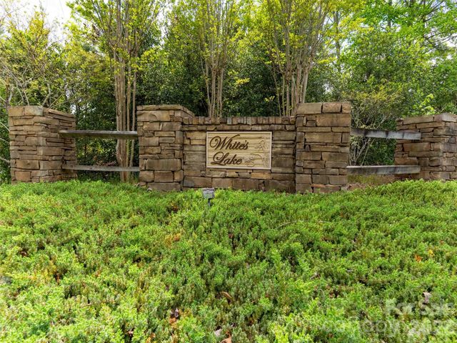 661 Whites Lake Boulevard, Saluda, NC 28773