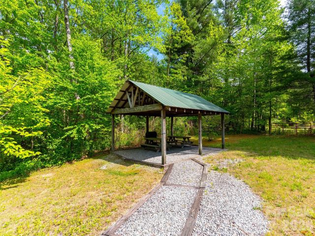 661 Whites Lake Boulevard, Saluda, NC 28773
