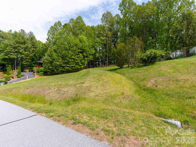 661 Whites Lake Boulevard, Saluda, NC 28773