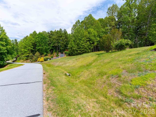 661 Whites Lake Boulevard, Saluda, NC 28773