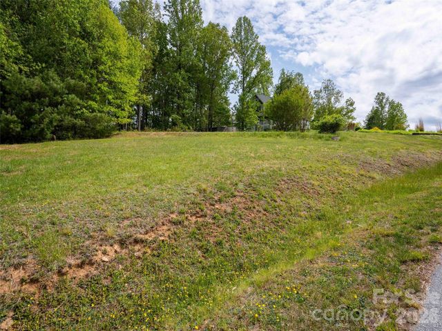 661 Whites Lake Boulevard, Saluda, NC 28773