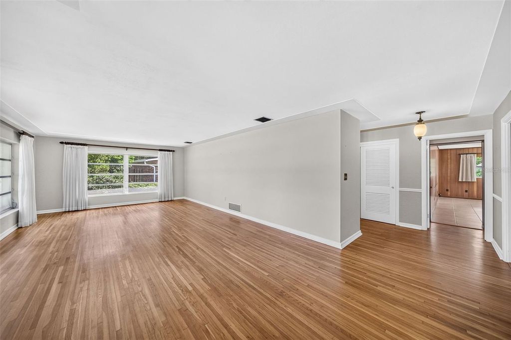 Image 5 of property listing at 3206 ARDSLEY DRIVE, Orlando, FL 32804