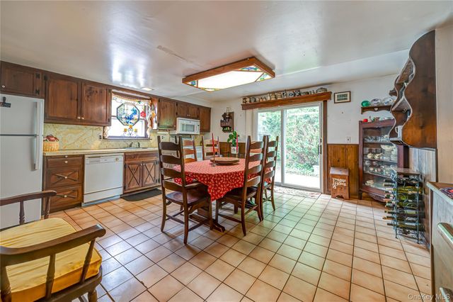 34 Boulevard Avenue, Greenlawn, NY 11740