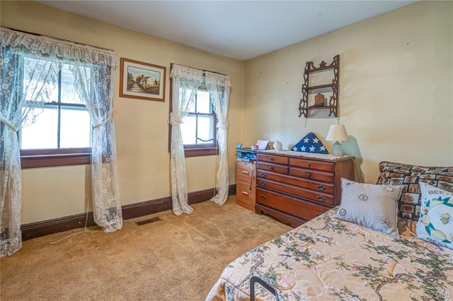34 Boulevard Avenue, Greenlawn, NY 11740