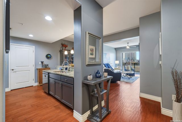 215 Center St Apt 408, San Antonio, TX 78202