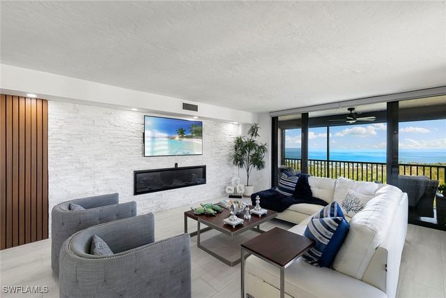 11 Bluebill AVE 905, Naples, FL 34108