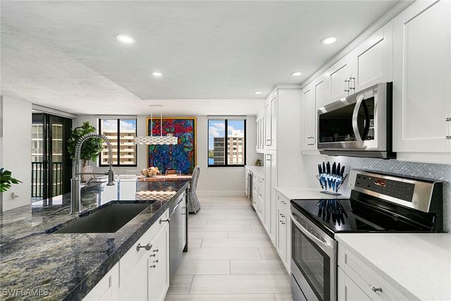 11 Bluebill AVE 905, Naples, FL 34108