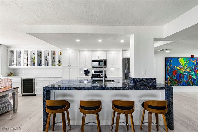 11 Bluebill AVE 905, Naples, FL 34108