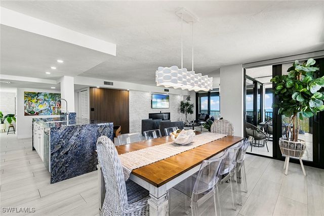 11 Bluebill AVE 905, Naples, FL 34108