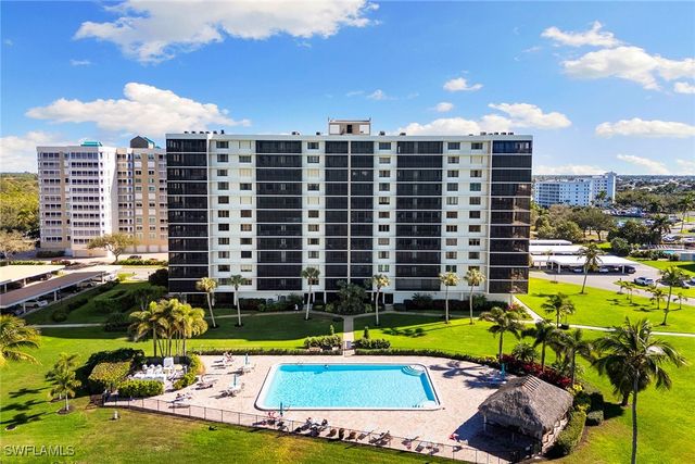 11 Bluebill AVE 905, Naples, FL 34108