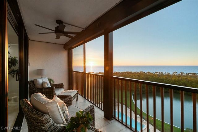 11 Bluebill AVE 905, Naples, FL 34108