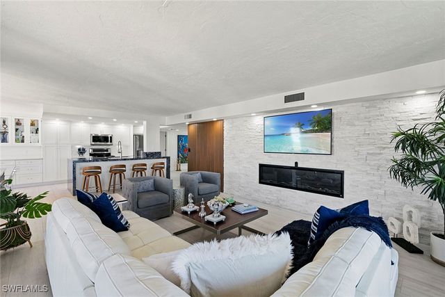 11 Bluebill AVE 905, Naples, FL 34108