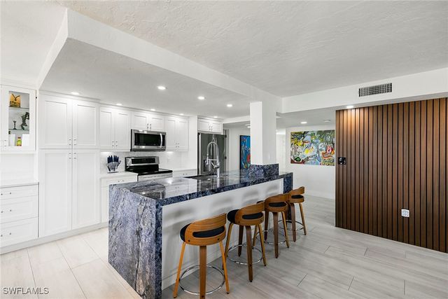 11 Bluebill AVE 905, Naples, FL 34108