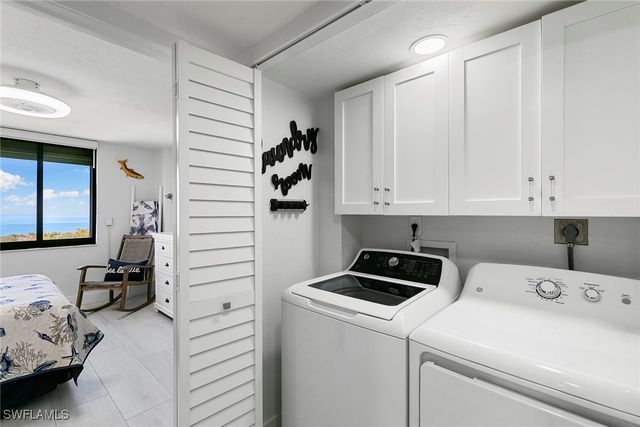 11 Bluebill AVE 905, Naples, FL 34108