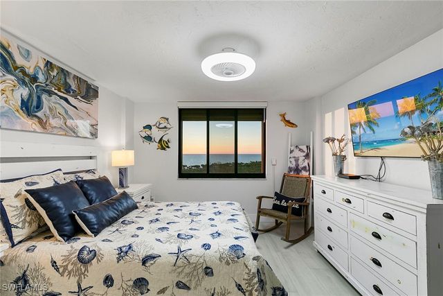 11 Bluebill AVE 905, Naples, FL 34108