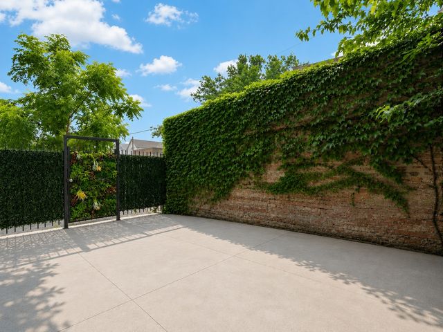 2138 W Cornelia Avenue 1, Chicago, IL 60618