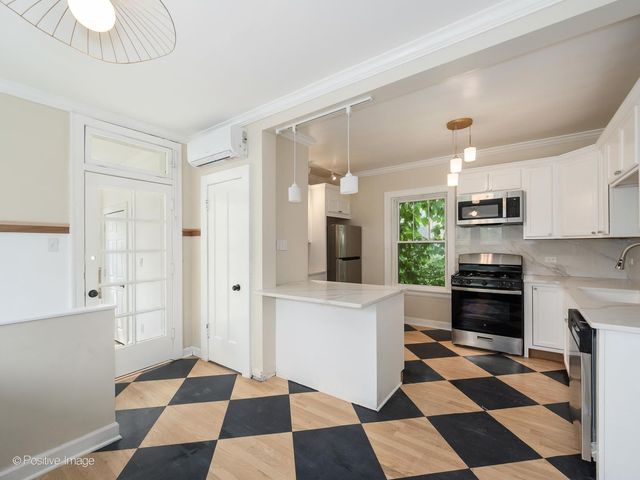 2138 W Cornelia Avenue 1, Chicago, IL 60618