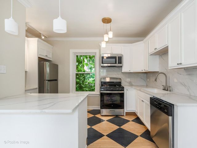 2138 W Cornelia Avenue 1, Chicago, IL 60618