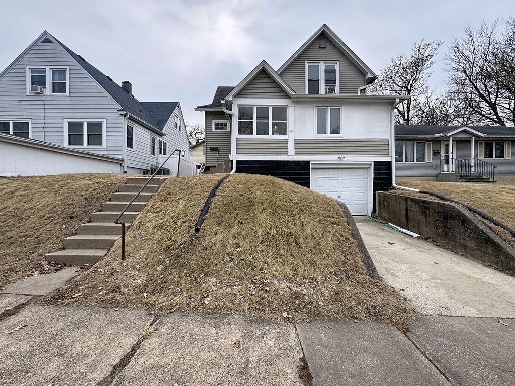 2748 11th Avenue C, Moline, IL 61265