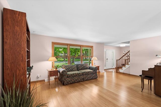 619 Dawes Street, Libertyville, IL 60048