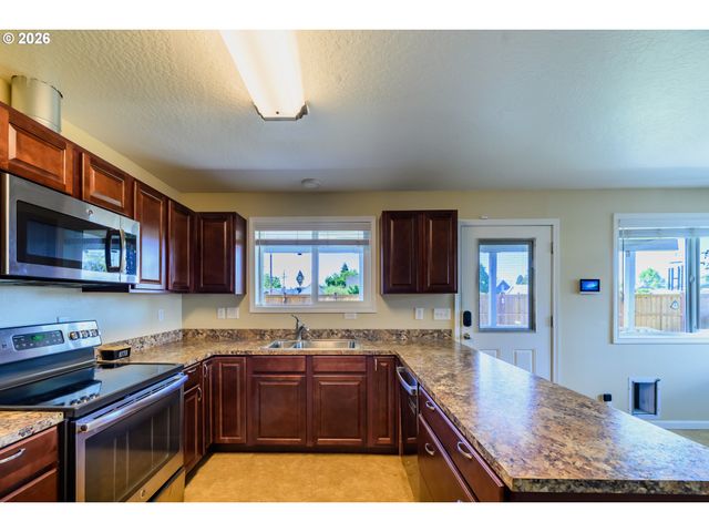 1144 JUNIPER St, Junction City, OR 97448