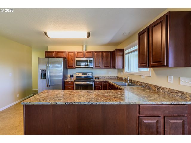 1144 JUNIPER St, Junction City, OR 97448