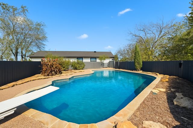 3873 Lois Road E, Sanger, TX 76266