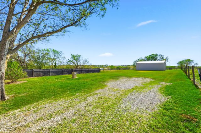 3873 Lois Road E, Sanger, TX 76266