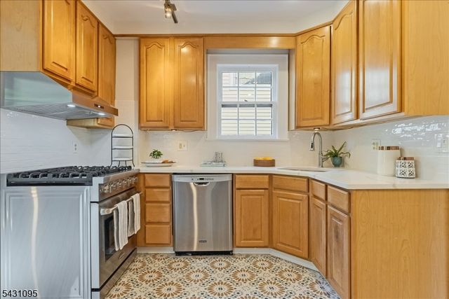 15 Rynda Rd, Maplewood Twp., NJ 07040