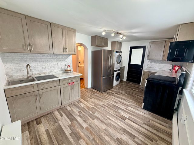 21 Hovey Avenue, Hoosick Falls, NY 12090