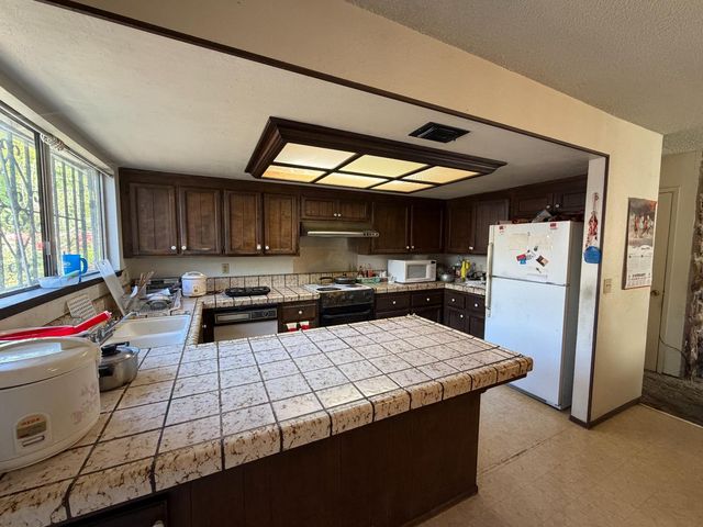 5541 Sampson Blvd, Sacramento, CA 95820