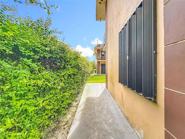 2335 NE 172nd St 4, North Miami Beach, FL 33160