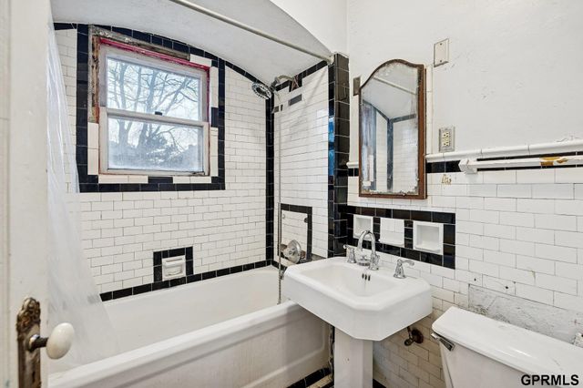 1529 Grant Street, Omaha, NE 68110