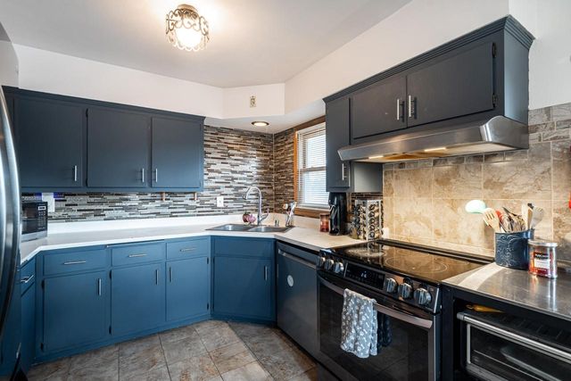 7121 W Cody CIRCLE, Milwaukee, WI 53223