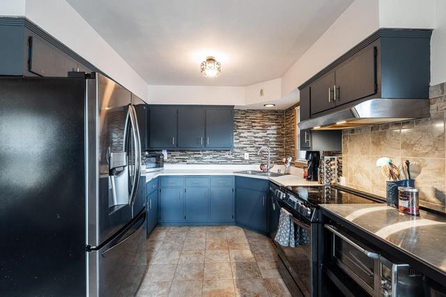 7121 W Cody CIRCLE, Milwaukee, WI 53223