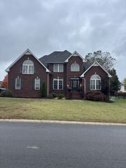 879 Iron Wood Cir, Clarksville, TN 37043